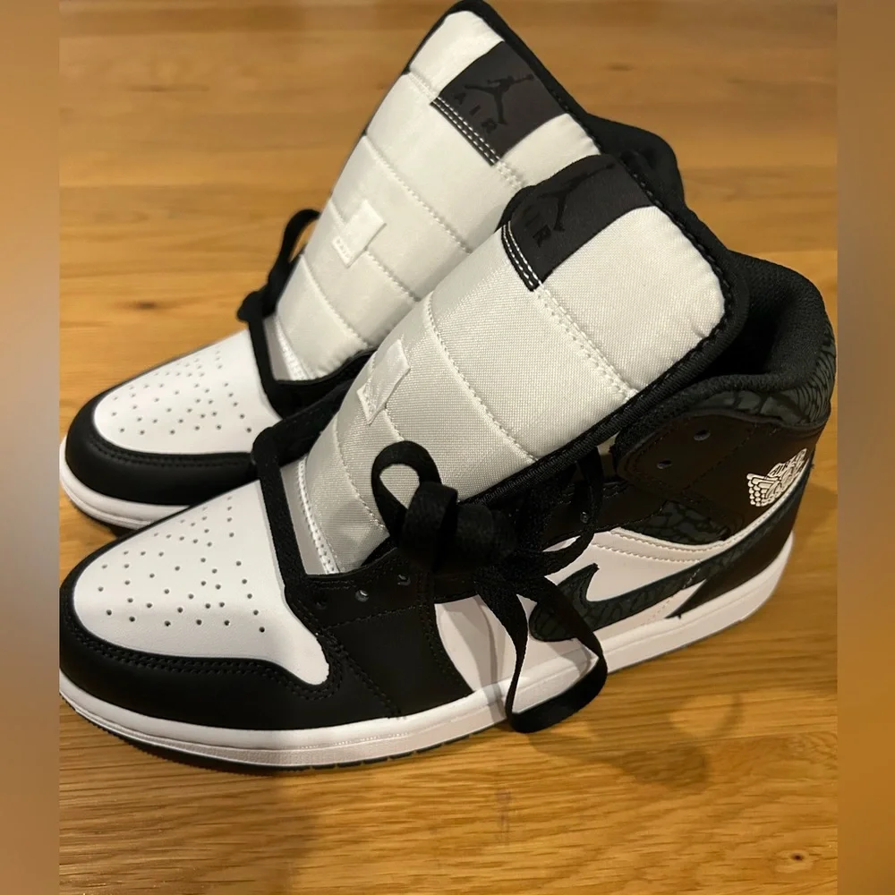 Air Jordan 1 mid SE. these are also brand new. An impulsive purchase from me. - Picture 2 of 5